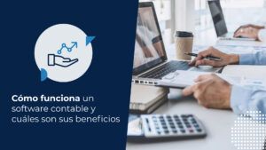 Dos personas trabajando con computadores en una oficina, están buscando cómo funciona un software contable. Hay un primer plano de las manos de una persona usando el teclado y sosteniendo documentos financieros.