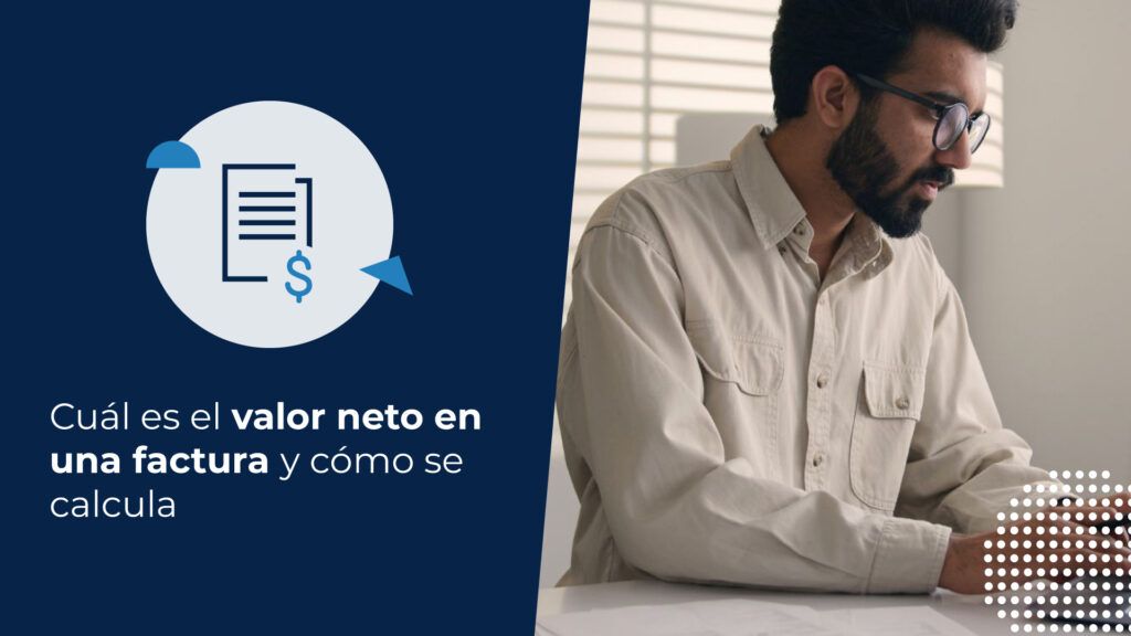 Joven empresario buscando cuál es el valor neto en una factura, mientras trabaja en su computador.