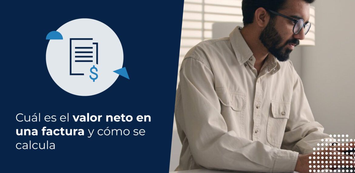 Joven empresario buscando cuál es el valor neto en una factura, mientras trabaja en su computador.