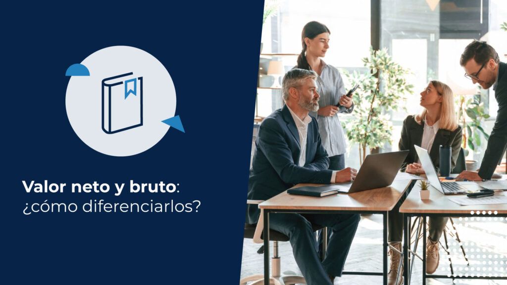 Grupo de profesionales en una oficina discutiendo informes financieros sobre el valor neto y bruto de la empresa frente a sus computadores