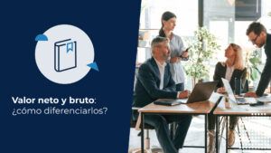 Grupo de profesionales en una oficina discutiendo informes financieros sobre el valor neto y bruto de la empresa frente a sus computadores