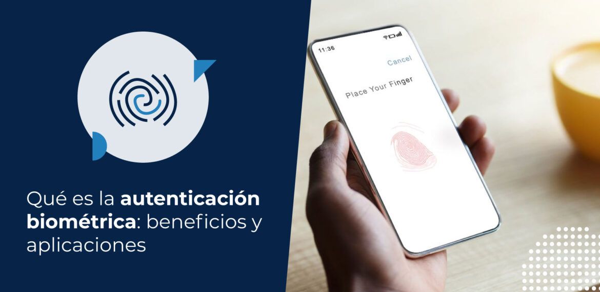Persona validando su identidad en su celular mediante huella digital