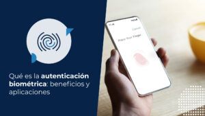 Persona validando su identidad en su celular mediante huella digital