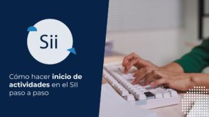 Persona con manos sobre un teclado. Está buscando cómo hacer inicio de actividades en su computador.