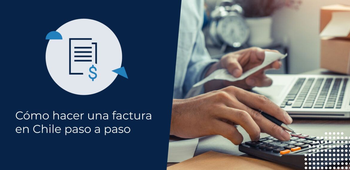 Emprendedor gestionando sus documentos tributarios. Está buscando en su computador cómo hacer una factura en Chile paso a paso.