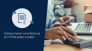 Emprendedor gestionando sus documentos tributarios. Está buscando en su computador cómo hacer una factura en Chile paso a paso.