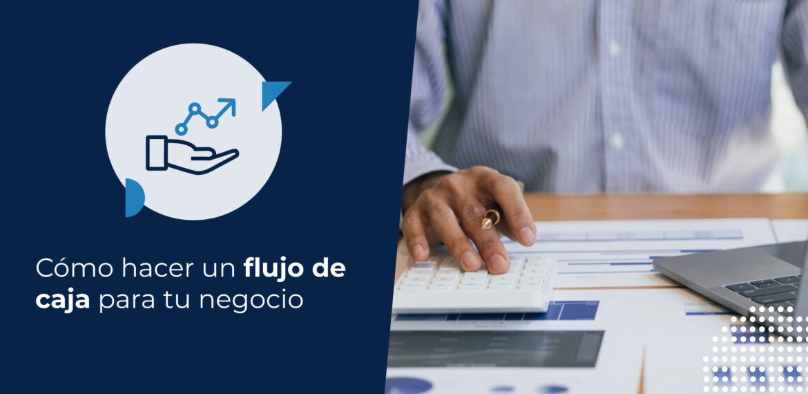 Persona analizando datos financieros en laptop para entender cómo hacer un flujo de caja en su negocio.