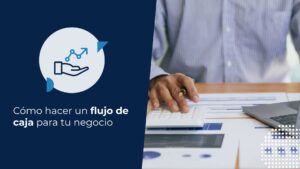 Persona analizando datos financieros en laptop para entender cómo hacer un flujo de caja en su negocio.