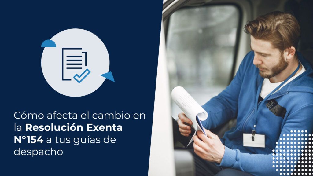 Repartidor sentado en su camioneta revisando documentos de una resolución exenta para la entrega de mercancía.
