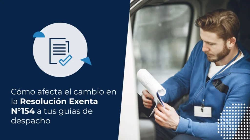 Repartidor sentado en su camioneta revisando documentos de una resolución exenta para la entrega de mercancía.