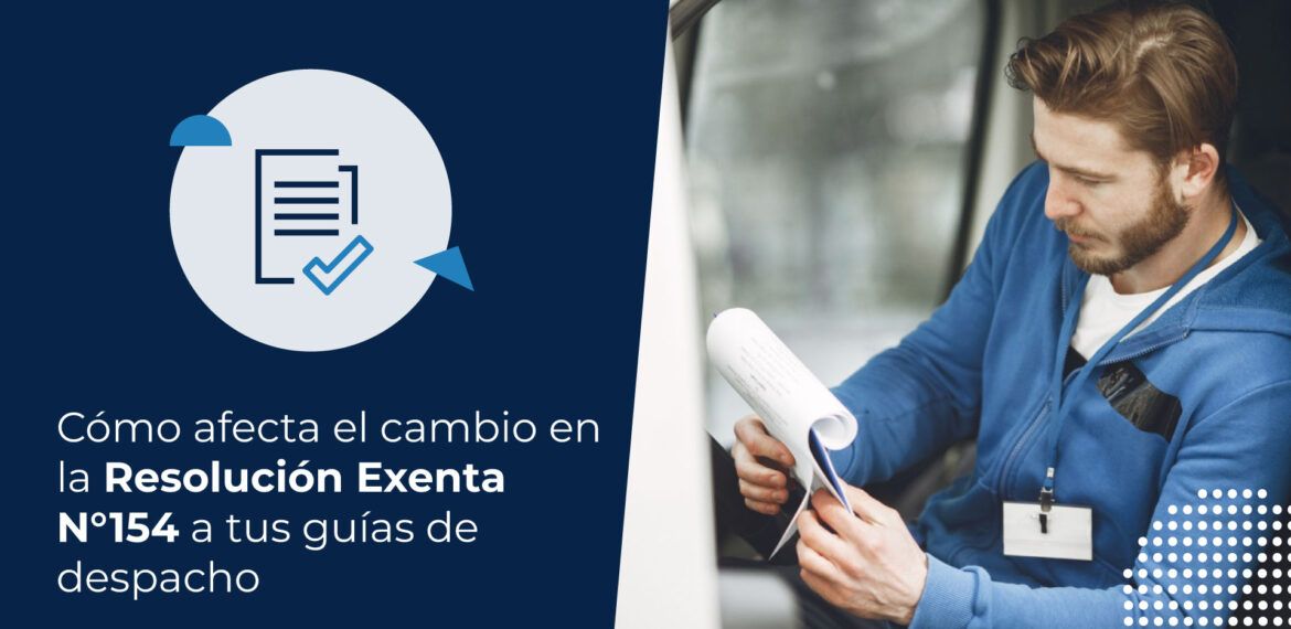 Repartidor sentado en su camioneta revisando documentos de una resolución exenta para la entrega de mercancía.