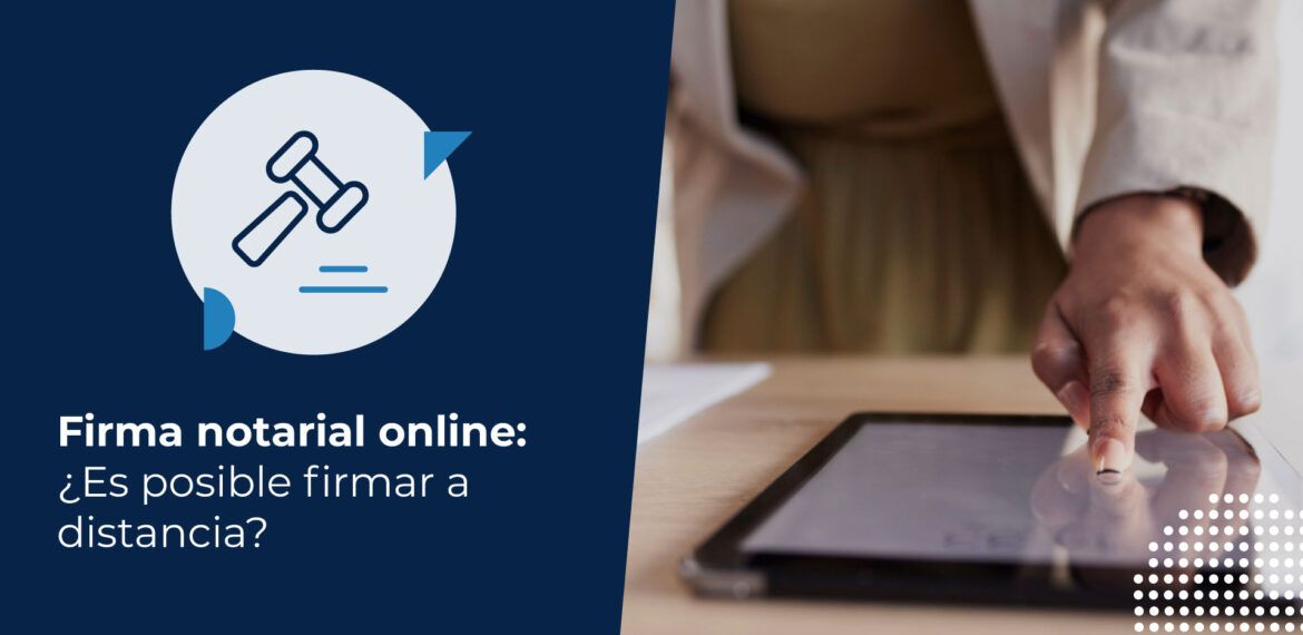 Mujer utilizando firma notarial online y validación digital desde una tablet en Chile.