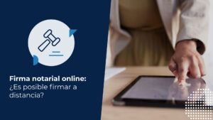 Mujer utilizando firma notarial online y validación digital desde una tablet en Chile.