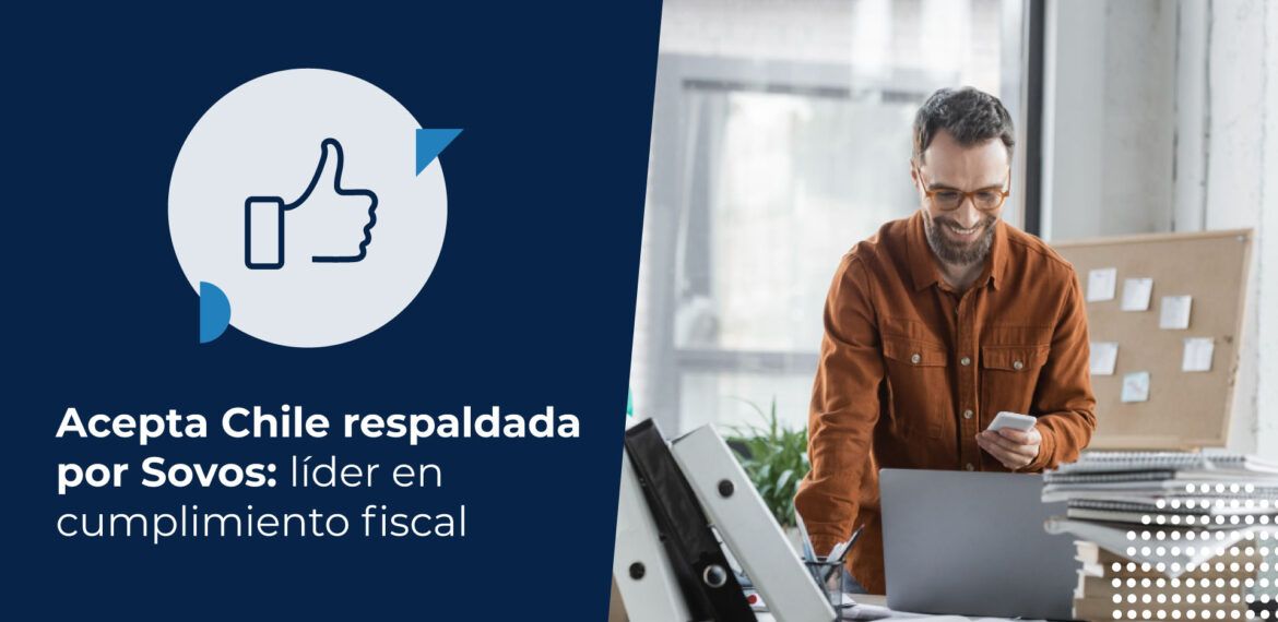Personal en bodega: mujer supervisando documentos electrónicos tributarios. Representa las soluciones de Acepta Chile.