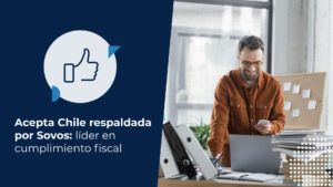Personal en bodega: mujer supervisando documentos electrónicos tributarios. Representa las soluciones de Acepta Chile.