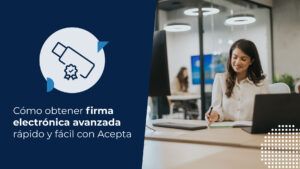 Mujer de negocios trabajando en su computador. Está buscando cómo obtener la firma electrónica avanzada.