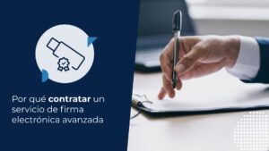 Trabajador en su oficina, pensando evaluar contratar firma electrónica avanzada en su empresa.