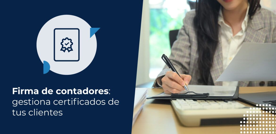 Contadora revisando documentos financieros en su escritorio con calculadora y computador, ideal para una firma para contadores.