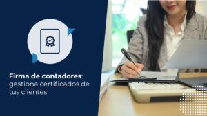 Contadora revisando documentos financieros en su escritorio con calculadora y computador, ideal para una firma para contadores.
