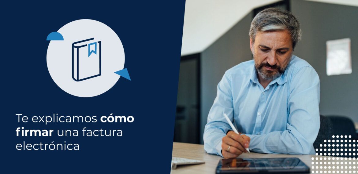 Persona firmando un documento electrónico desde un dispositivo digital mientras trabaja frente a un computador, ejemplo de cómo firmar una factura electrónica.