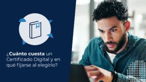 Hombre joven concentrado trabajando en su computador en la oficina, analizando el valor del certificado digital.