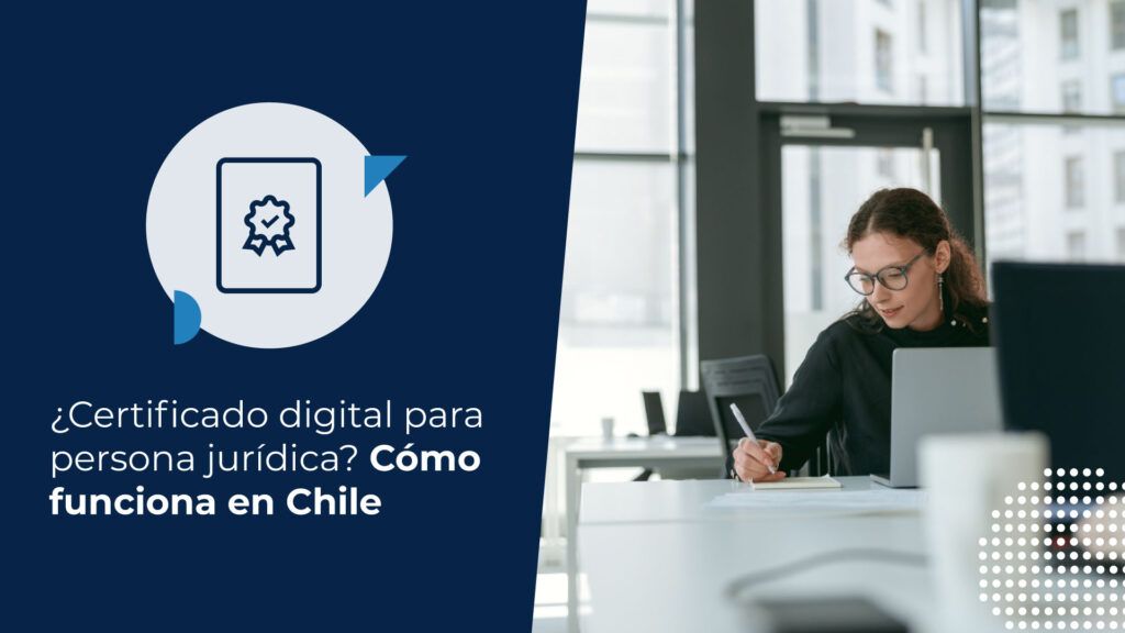 Representante de empresa revisando documentos en su computador para el trámite del certificado digital de persona jurídica