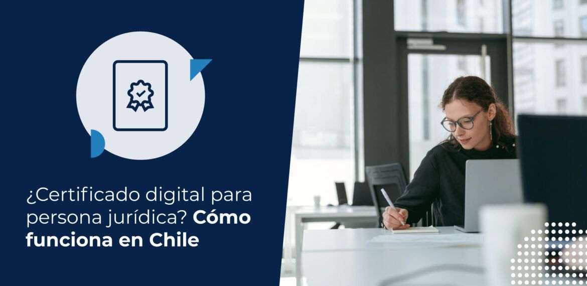 Representante de empresa revisando documentos en su computador para el trámite del certificado digital de persona jurídica