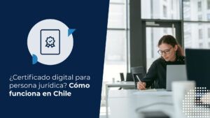 Representante de empresa revisando documentos en su computador para el trámite del certificado digital de persona jurídica